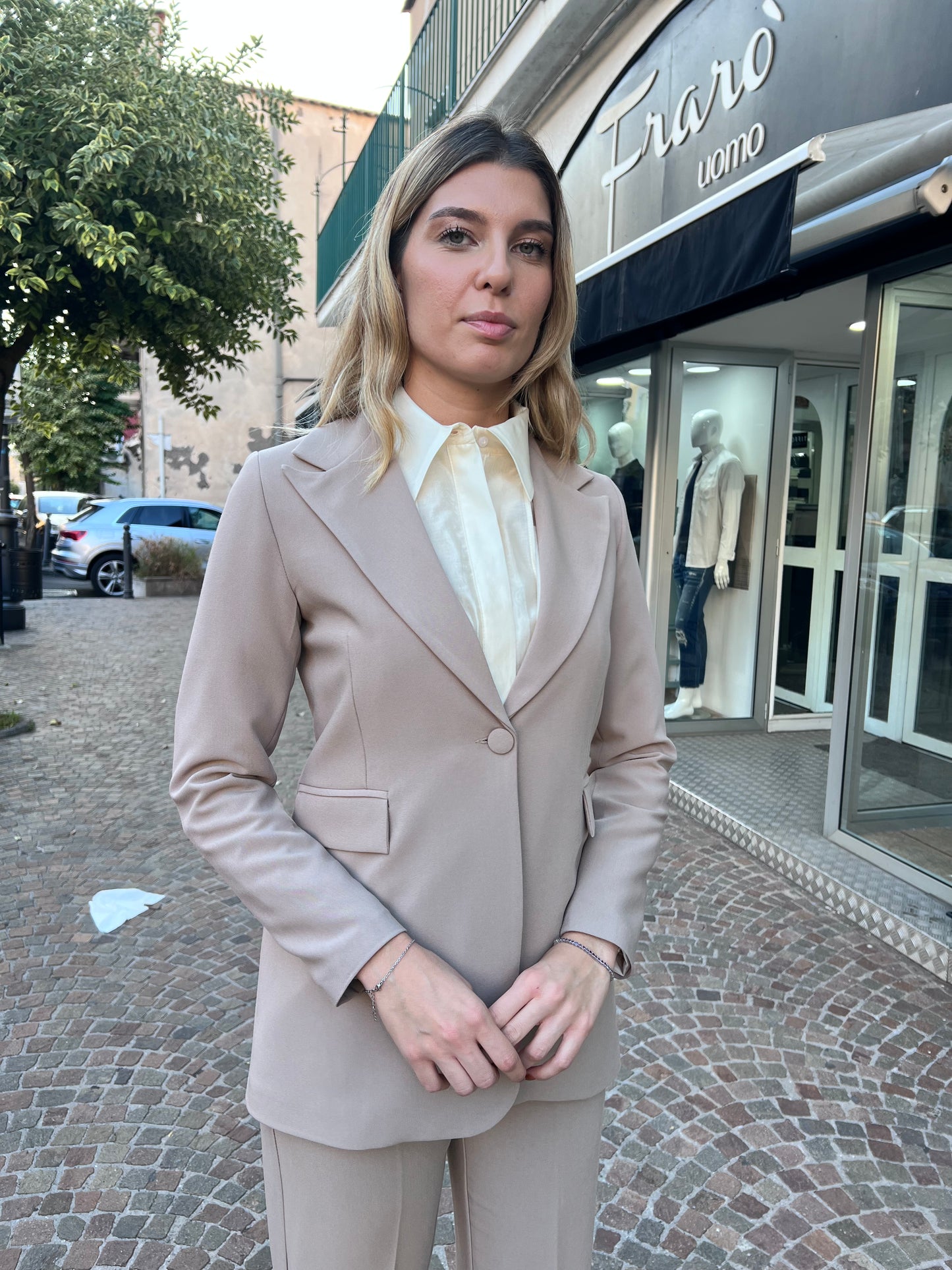 Dettaglio blazer beige Erica Bellucci - bottoni e cuciture di alta qualità Made in Italy