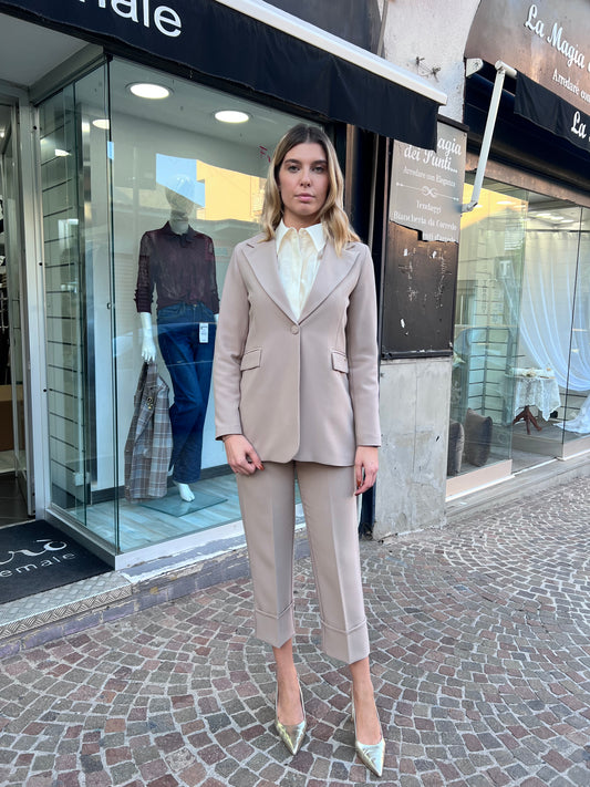 Tailleur 536 beige - dettaglio blazer e pantalone con risvolto elegante donna Erica Bellucci
