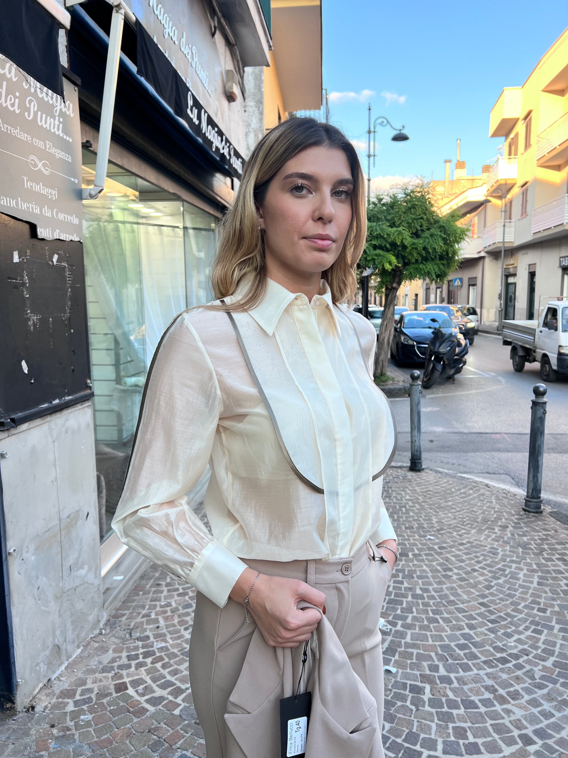 Dettaglio camicia voilà Erica Bellucci - bordino elegante e cuciture di alta qualità italiana