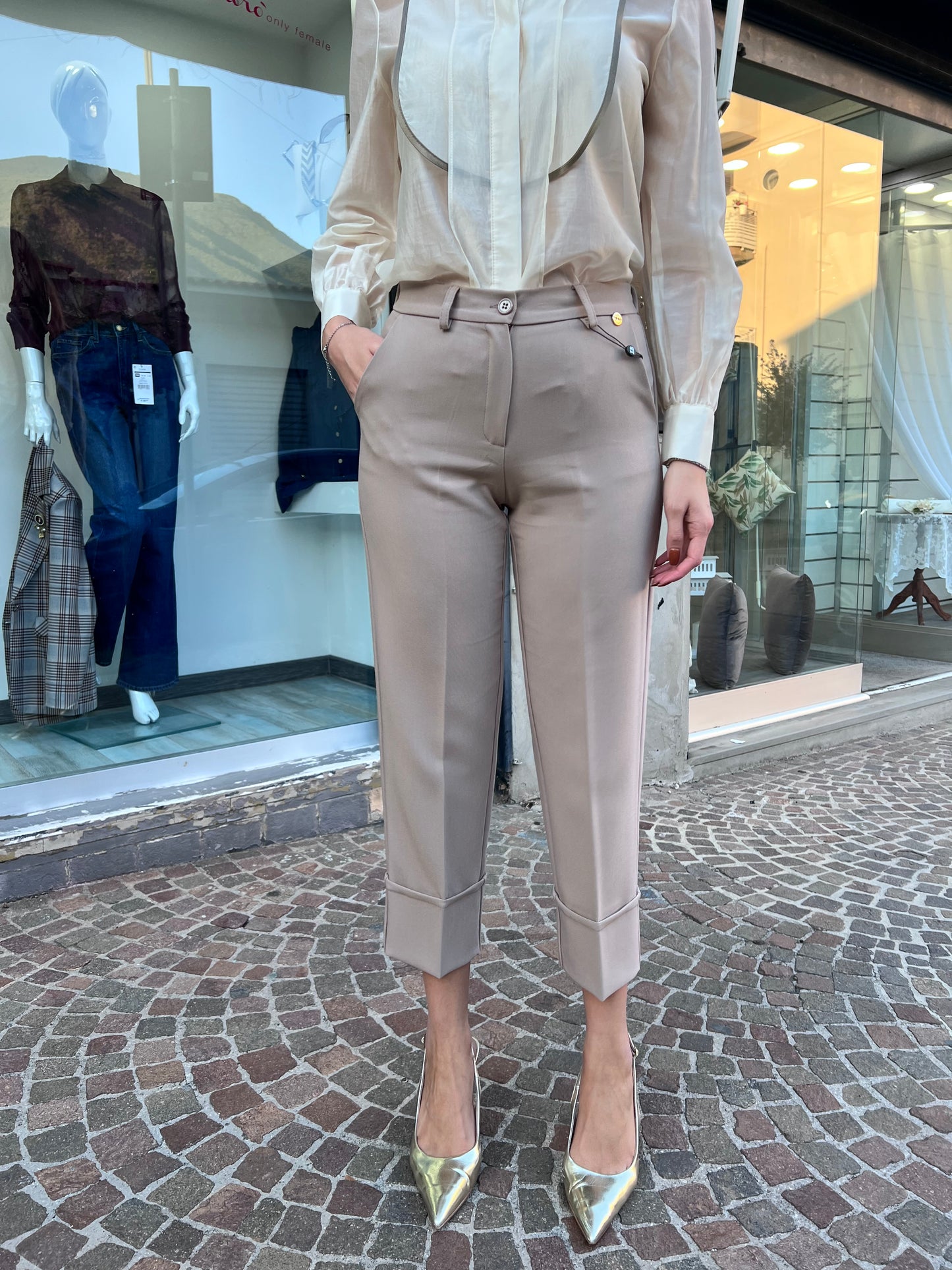 Pantalone beige Erica Bellucci - modello  risvolto  per ogni occasione