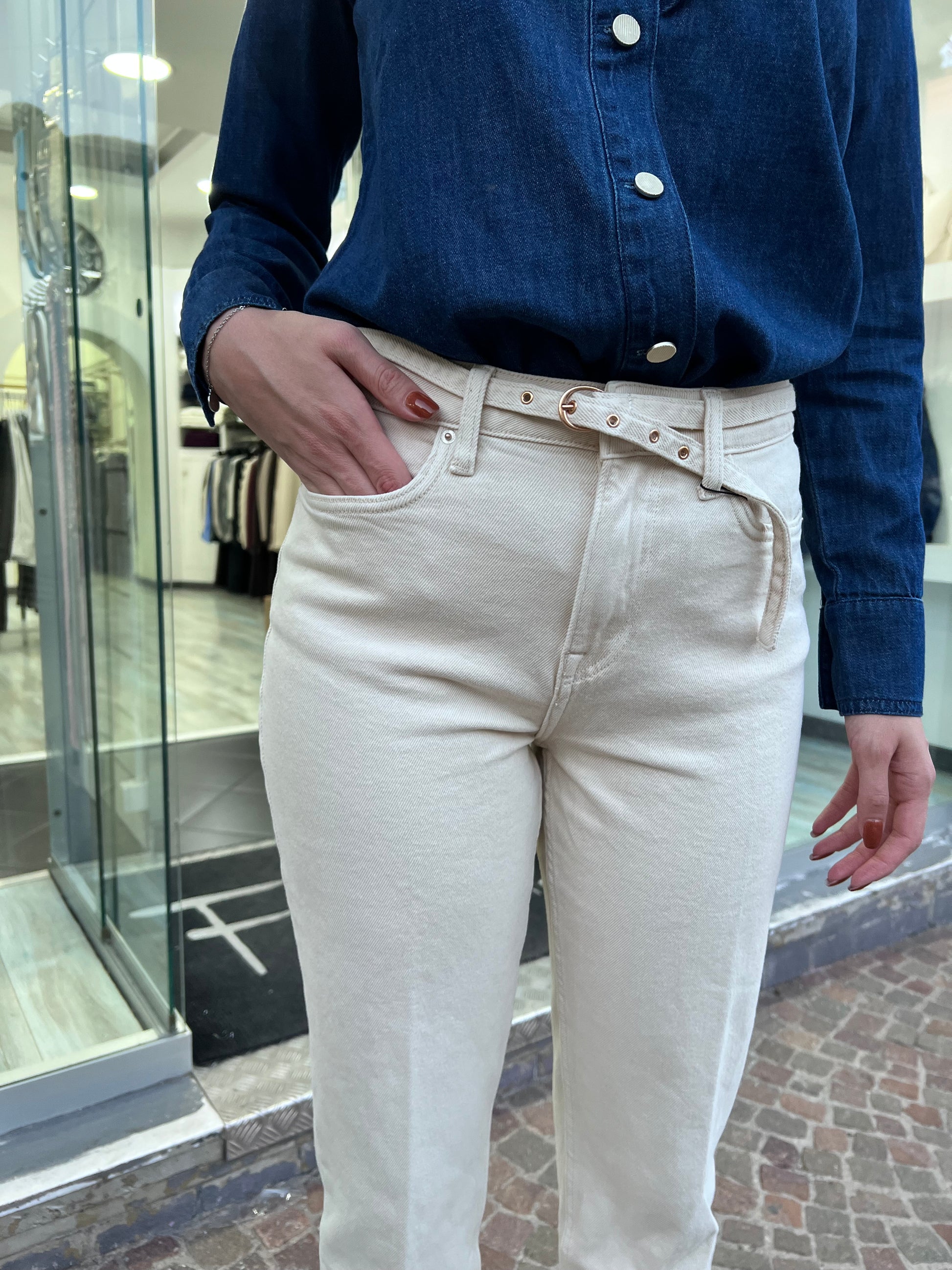 Dettaglio jeans Amy_73 beige - chiusura con zip metallica e bottone, alta qualità Tiffosi