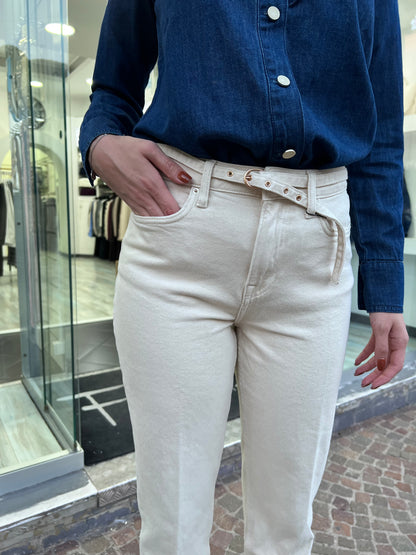 Dettaglio jeans Amy_73 beige - chiusura con zip metallica e bottone, alta qualità Tiffosi
