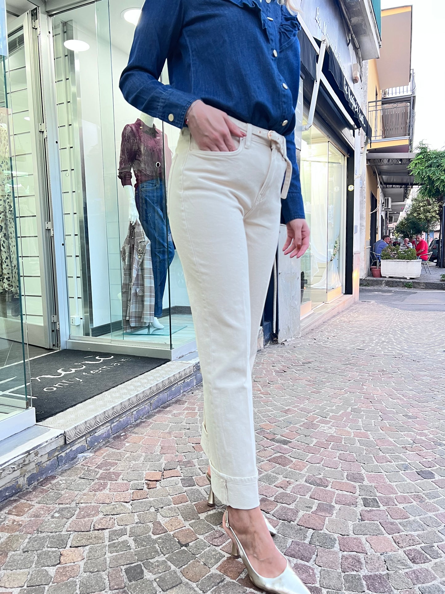 Jeans donna beige Amy_73 - vista laterale che mostra la silhouette dritta e l'alta vita