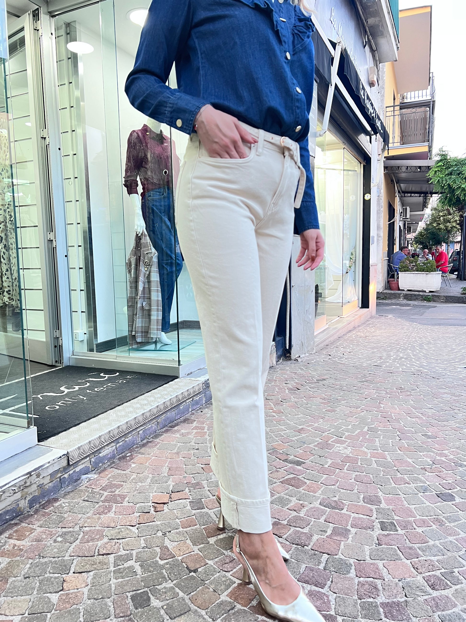 Jeans donna beige Amy_73 - vista laterale che mostra la silhouette dritta e l'alta vita