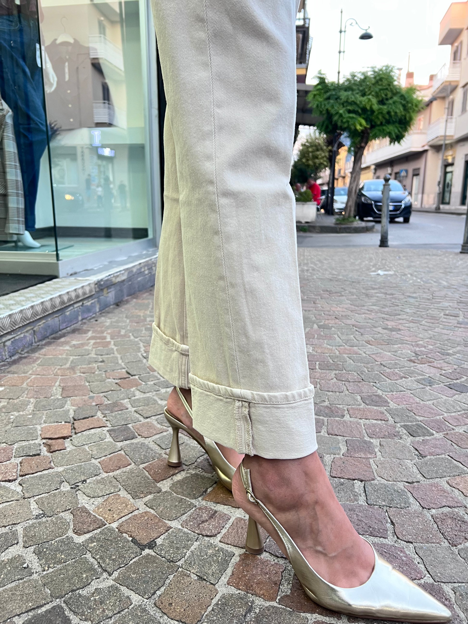 Jeans donna Amy_73 beige - dettaglio risvolto sul fondo e cuciture di qualità premium