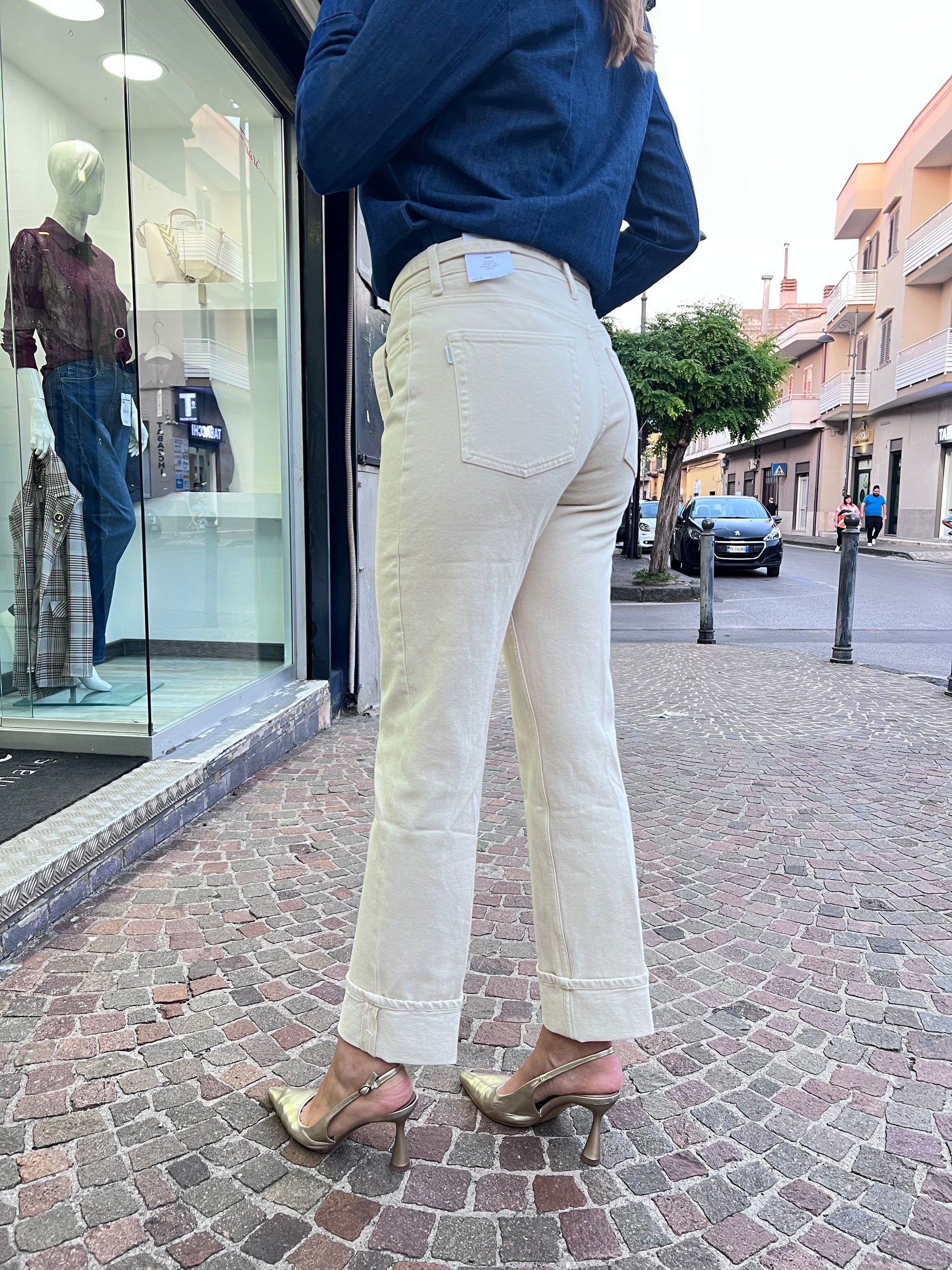 Jeans Amy_73 beige - dettaglio posteriore con tasche e cuciture, vestibilità comfort