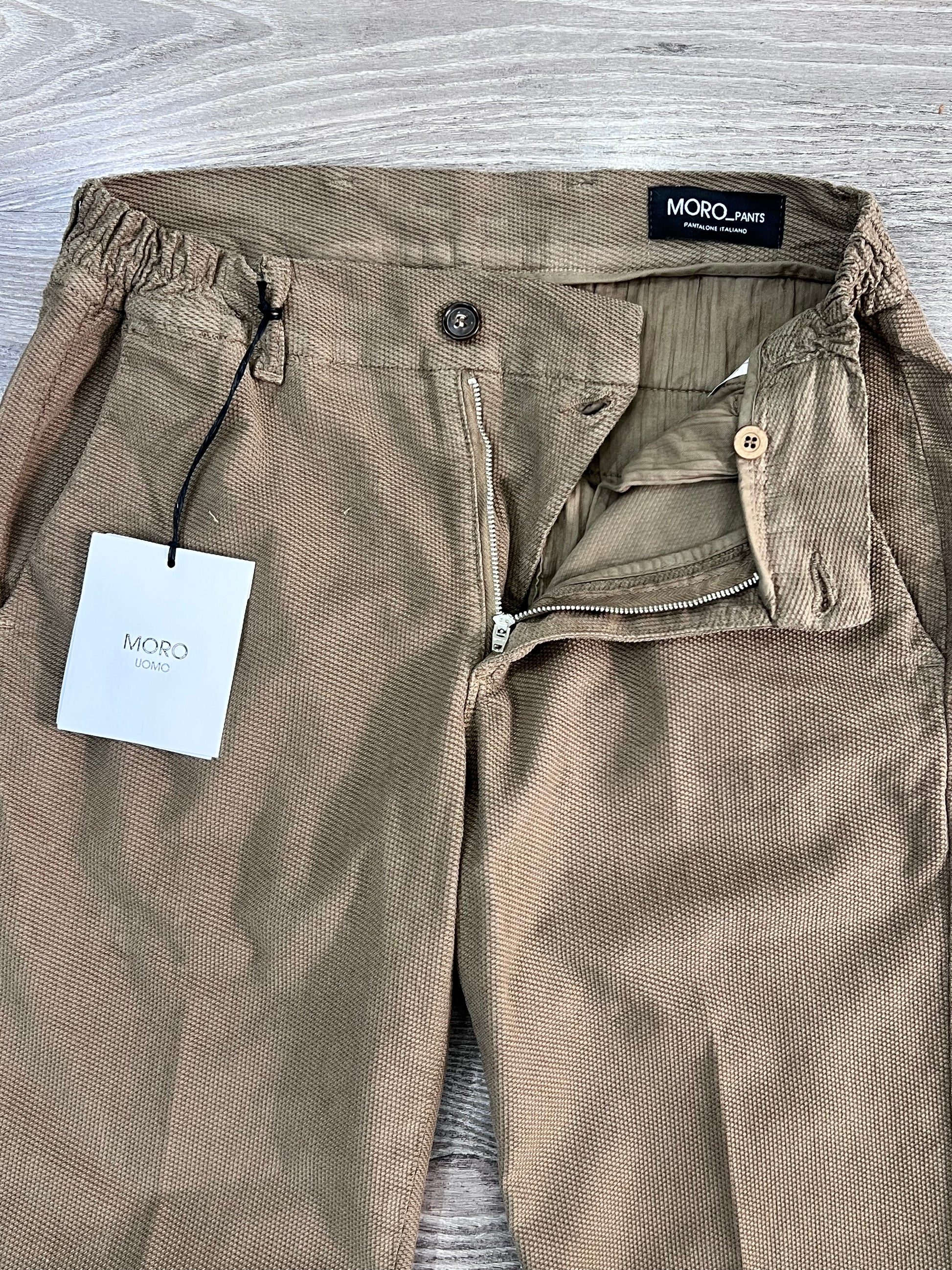"Pantalone armaturato Made in Italy - dettaglio etichetta e manifattura"