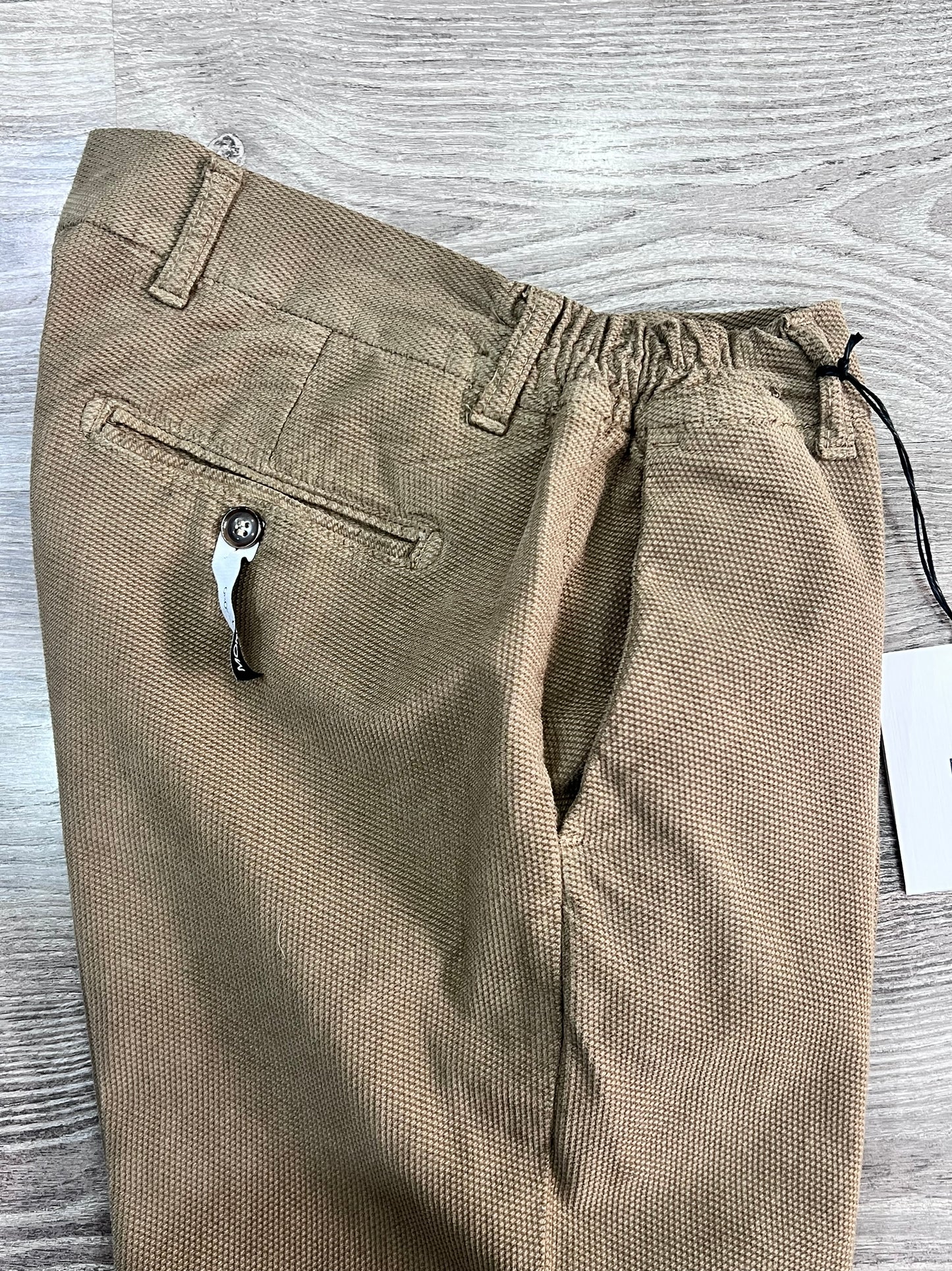 "Pantalone uomo tessuto armaturato bruciato - dettaglio tasche e cuciture"