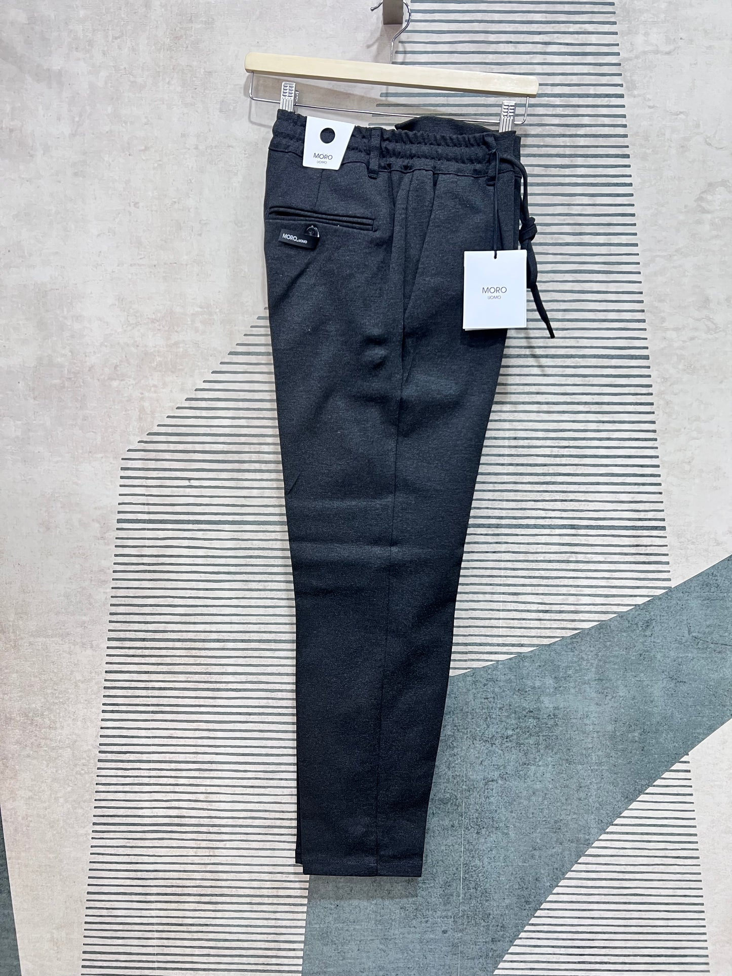 "Pantalone punto Milano uomo grigio - vista laterale vestibilità elegante"
