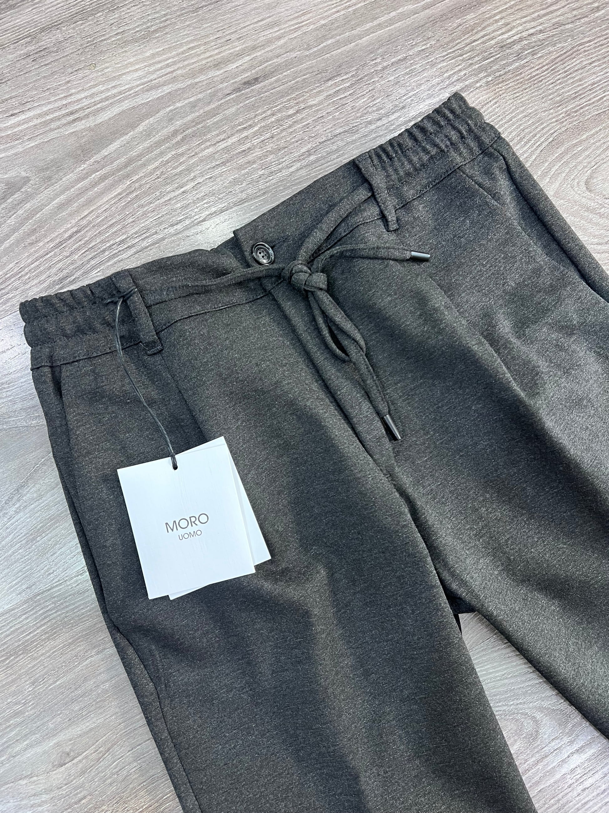  "Pantalone uomo Moro punto Milano - dettaglio elastico in vita e vestibilità comoda"