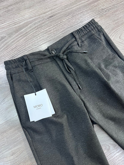  "Pantalone uomo Moro punto Milano - dettaglio elastico in vita e vestibilità comoda"