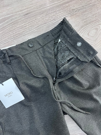"Dettaglio tessuto punto Milano pantalone uomo - texture caldo e comfort"