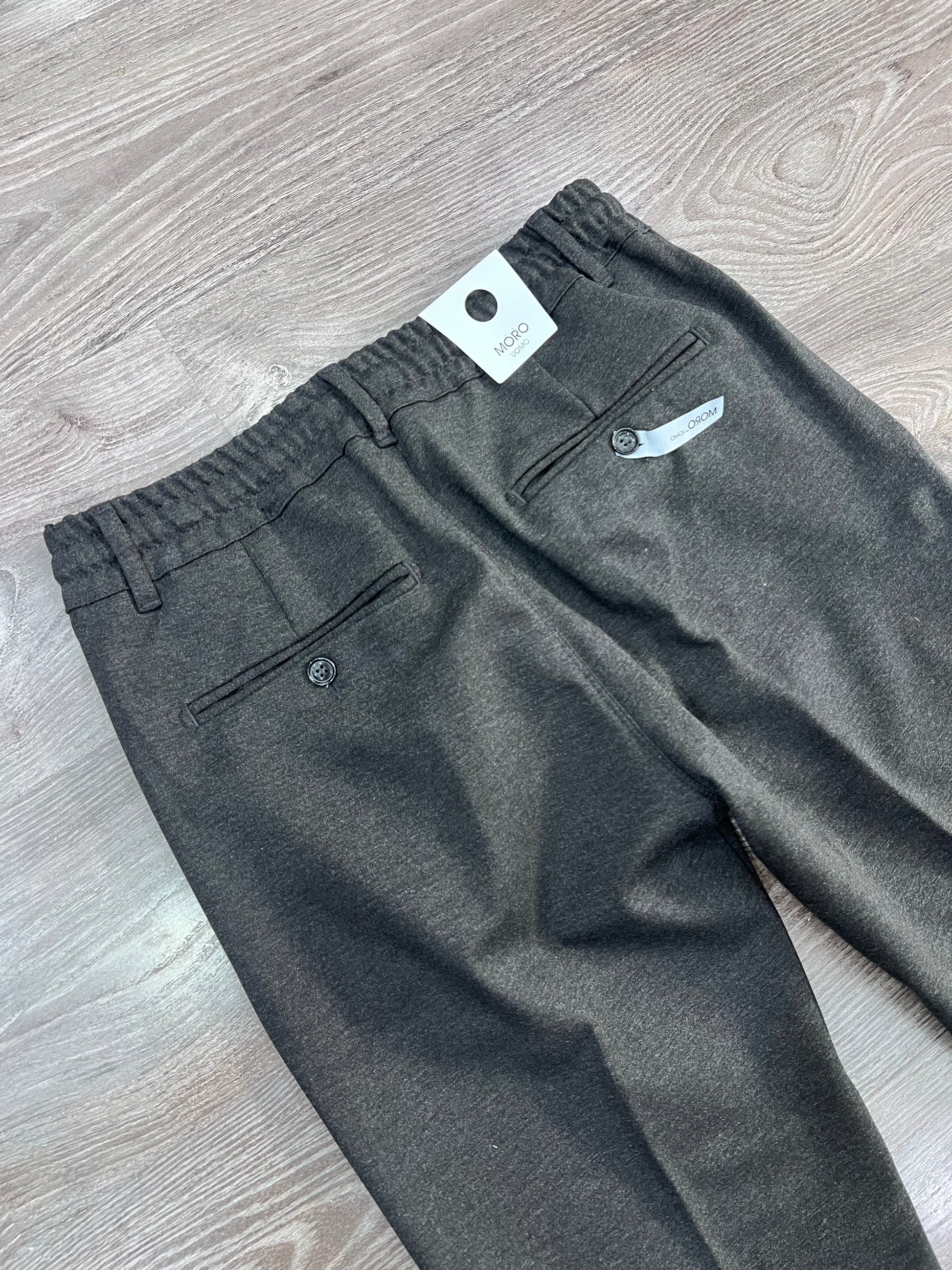 "Pantalone punto Milano elastico uomo - dettaglio tasche a friso posteriori e manifattura"