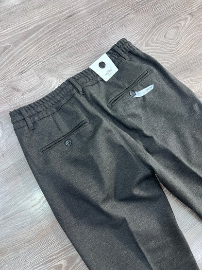 "Pantalone punto Milano elastico uomo - dettaglio tasche a friso posteriori e manifattura"