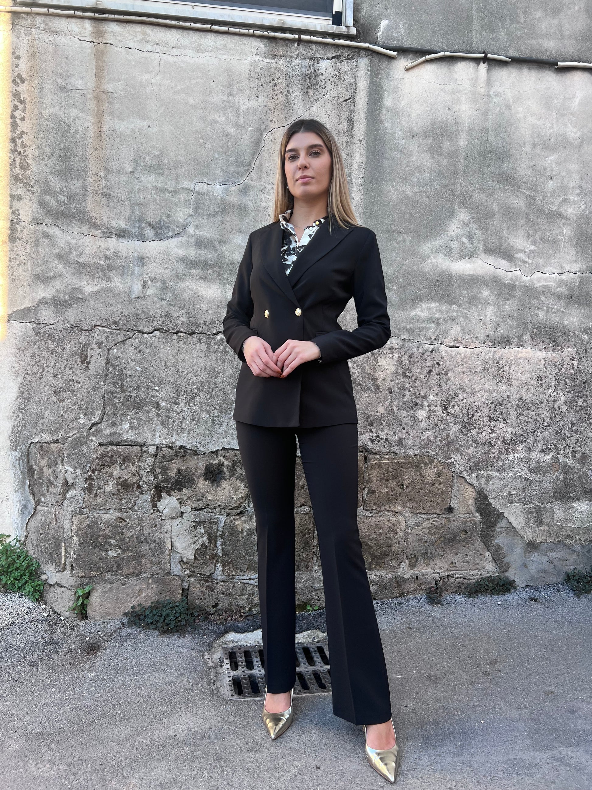 Tailleur donna nero Erica Bellucci - vista laterale blazer avvitato e pantalone vita alta