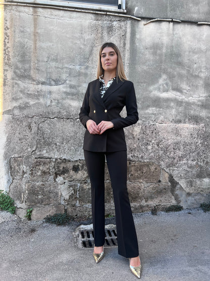 Tailleur donna nero Erica Bellucci - vista laterale blazer avvitato e pantalone vita alta