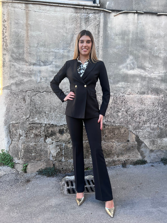 Tailleur donna nero Erica Bellucci - blazer doppio petto e pantalone zampa vista frontale