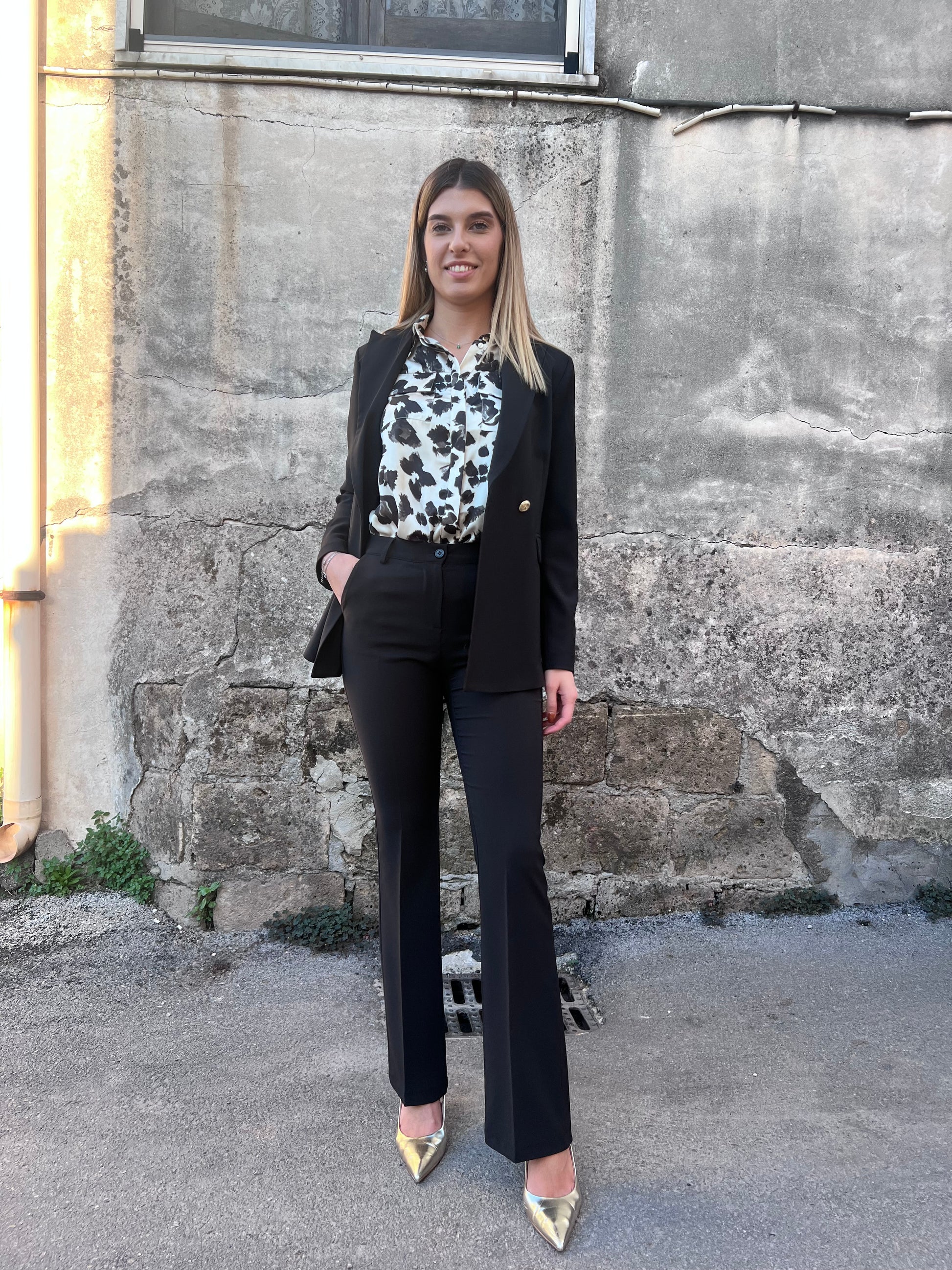Tailleur donna nero Erica Bellucci - vista completo elegante pantalone zampa