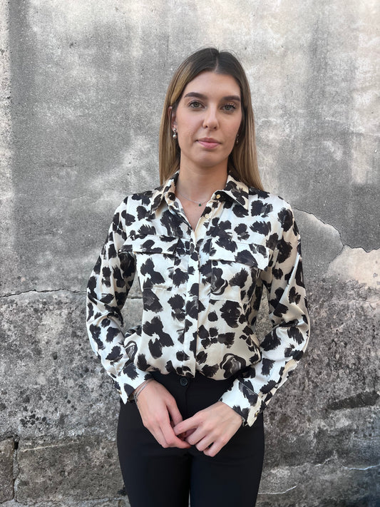 Camicia donna Erica Bellucci fantasia floreale nera - dettaglio tessuto effetto seta