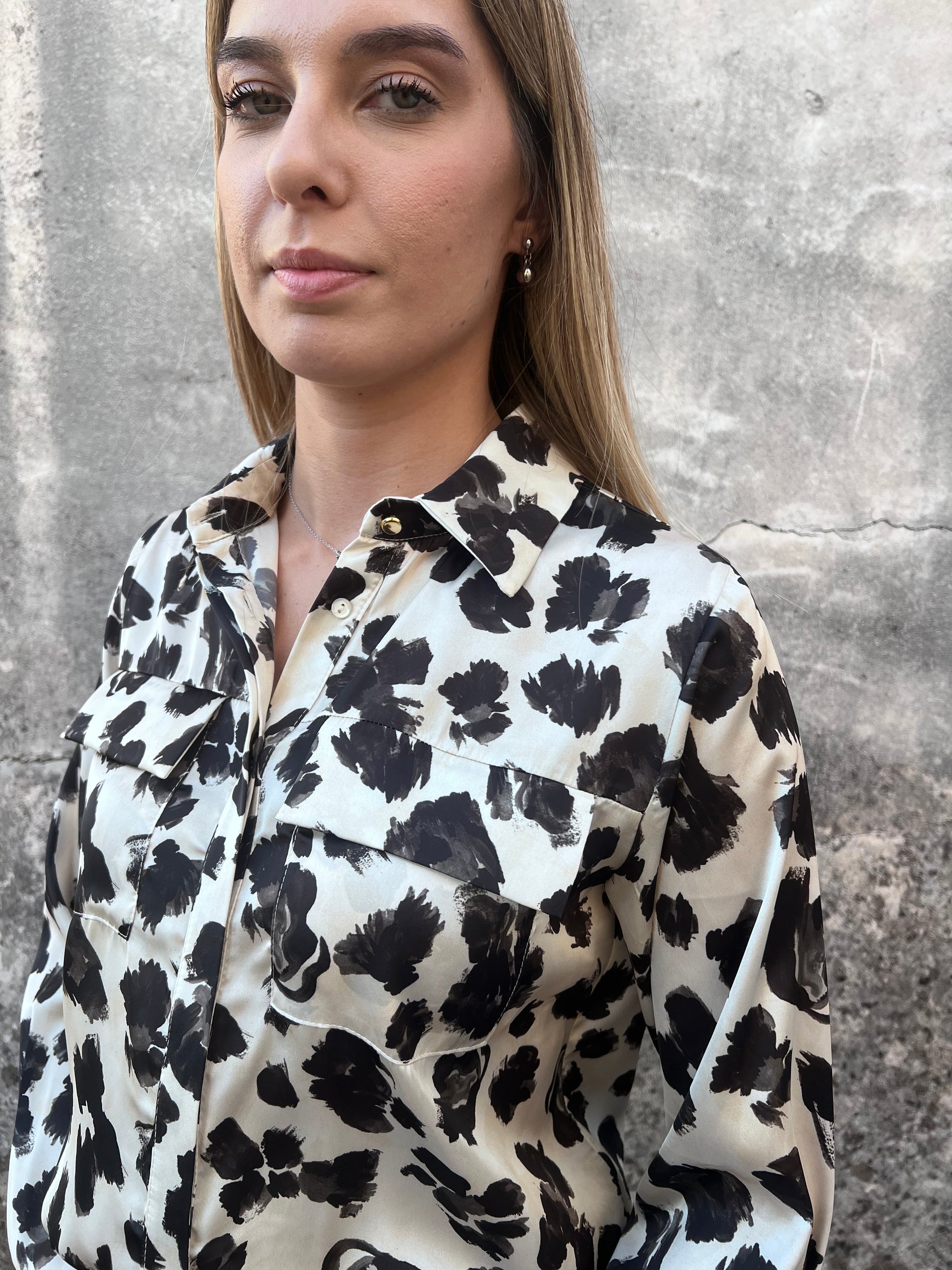 Camicia donna Erica Bellucci fantasia floreale nera - dettaglio abbottonatura e tasche