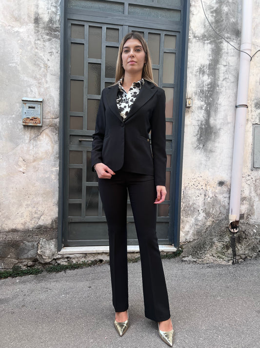 "Tailleur donna Erica Bellucci mono petto nero a zampa Made in Italy - vista frontale completa"