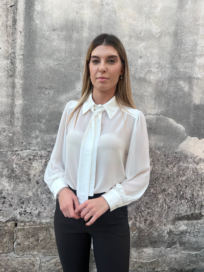 Camicia donna elegante in raso bianca con cravatta rimovibile - vista frontale
