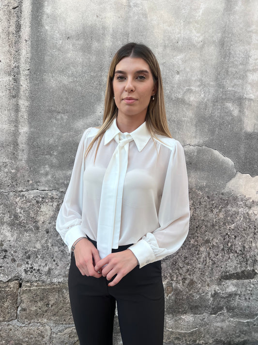 Camicia donna elegante in raso bianca con cravatta rimovibile - vista frontale
