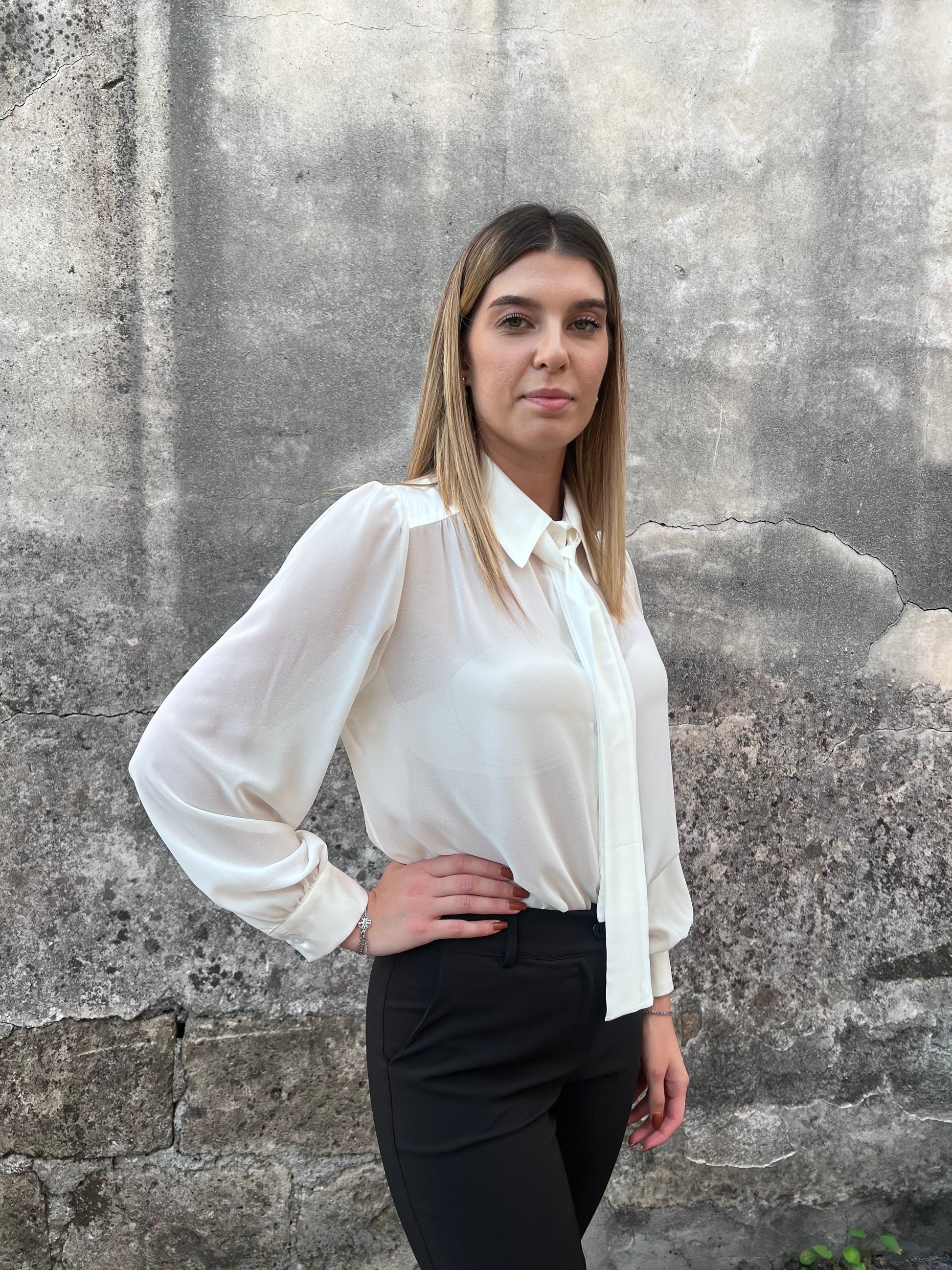 Camicia donna raso bianca Made in Italy - vista laterale con polsi in raso
