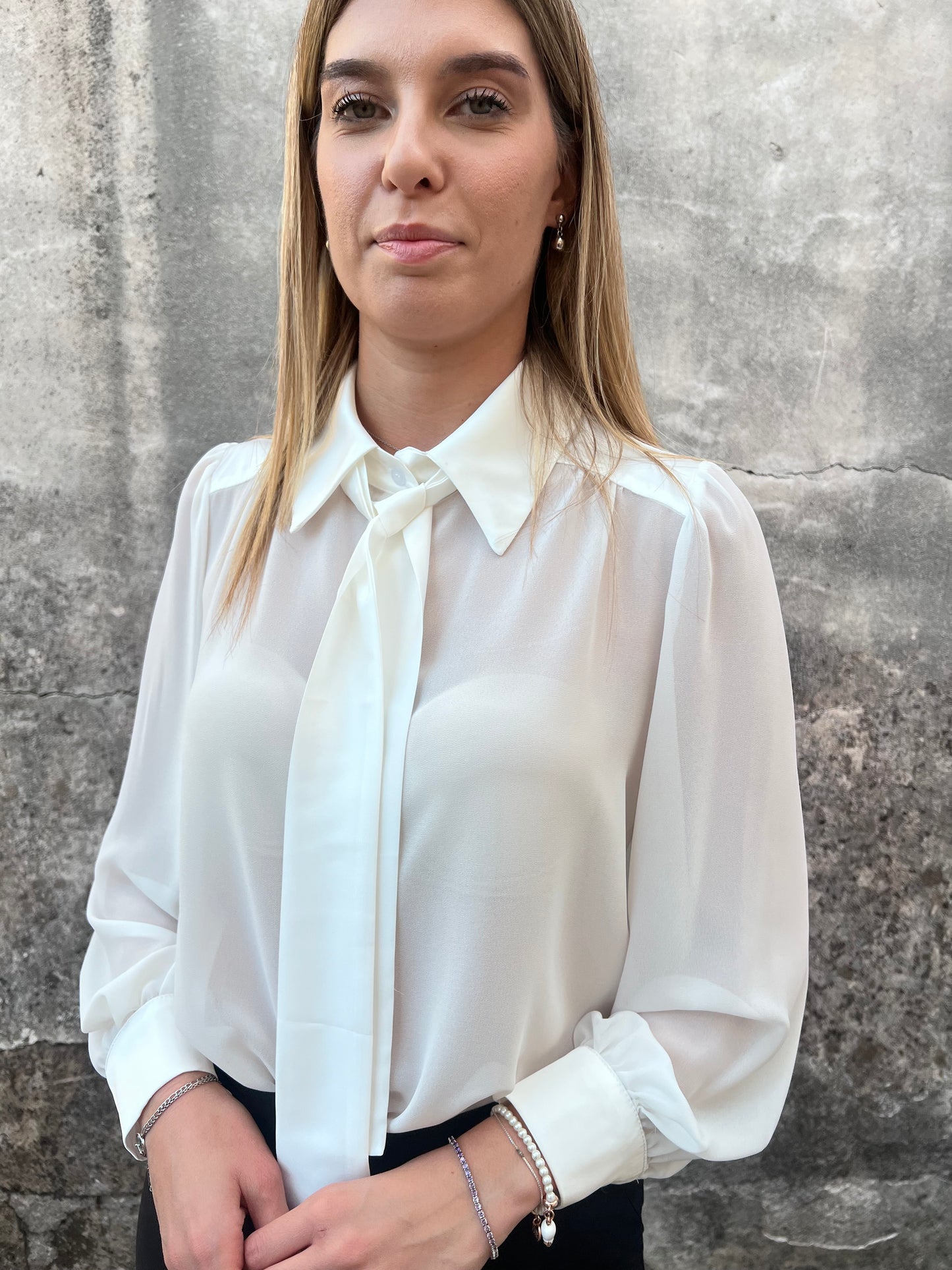 Dettaglio collo in raso e cravatta rimovibile camicia donna elegante bianca
