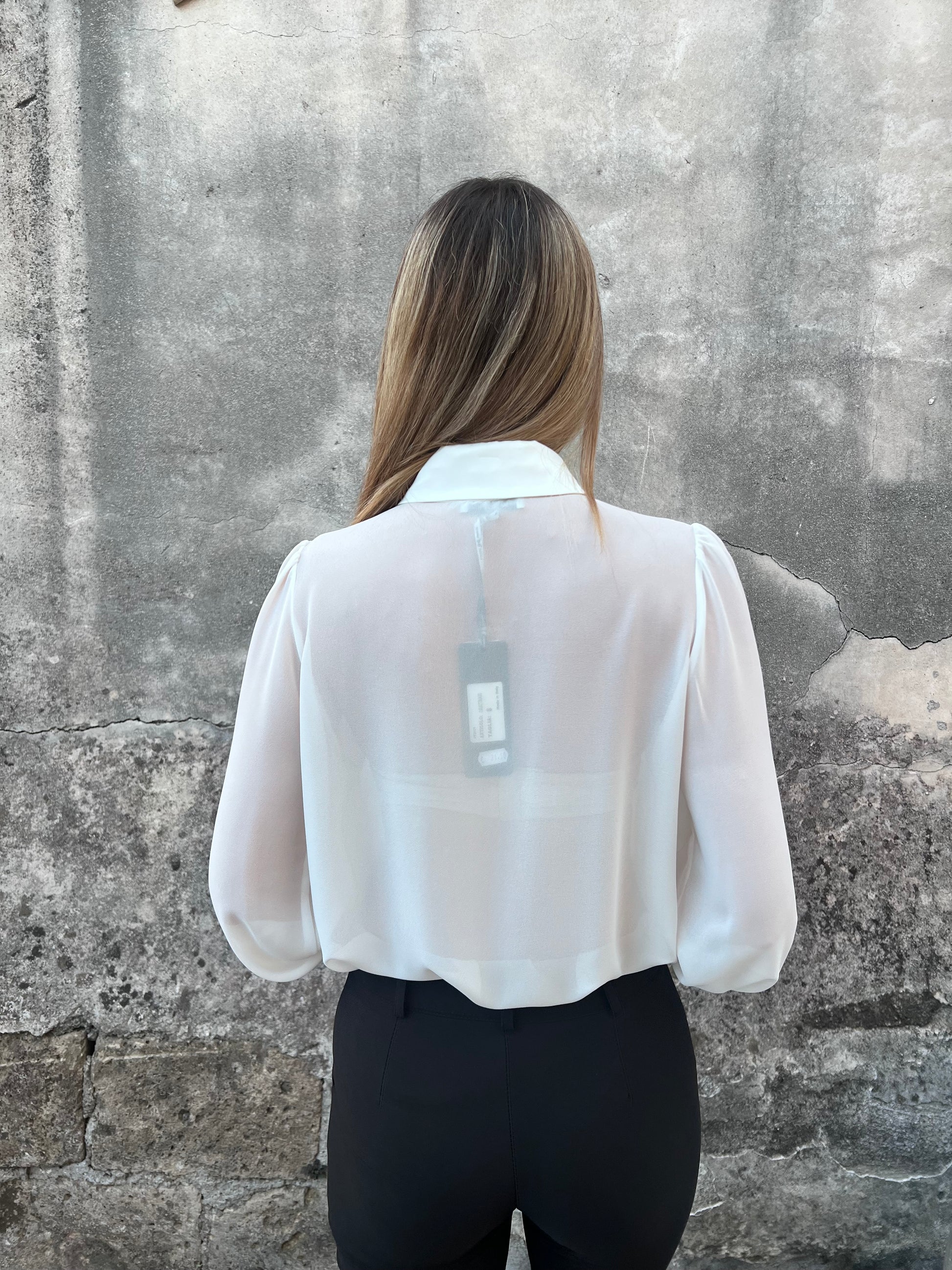 Camicia donna raso bianca Made in Italy - vista posteriore con polsi in raso
