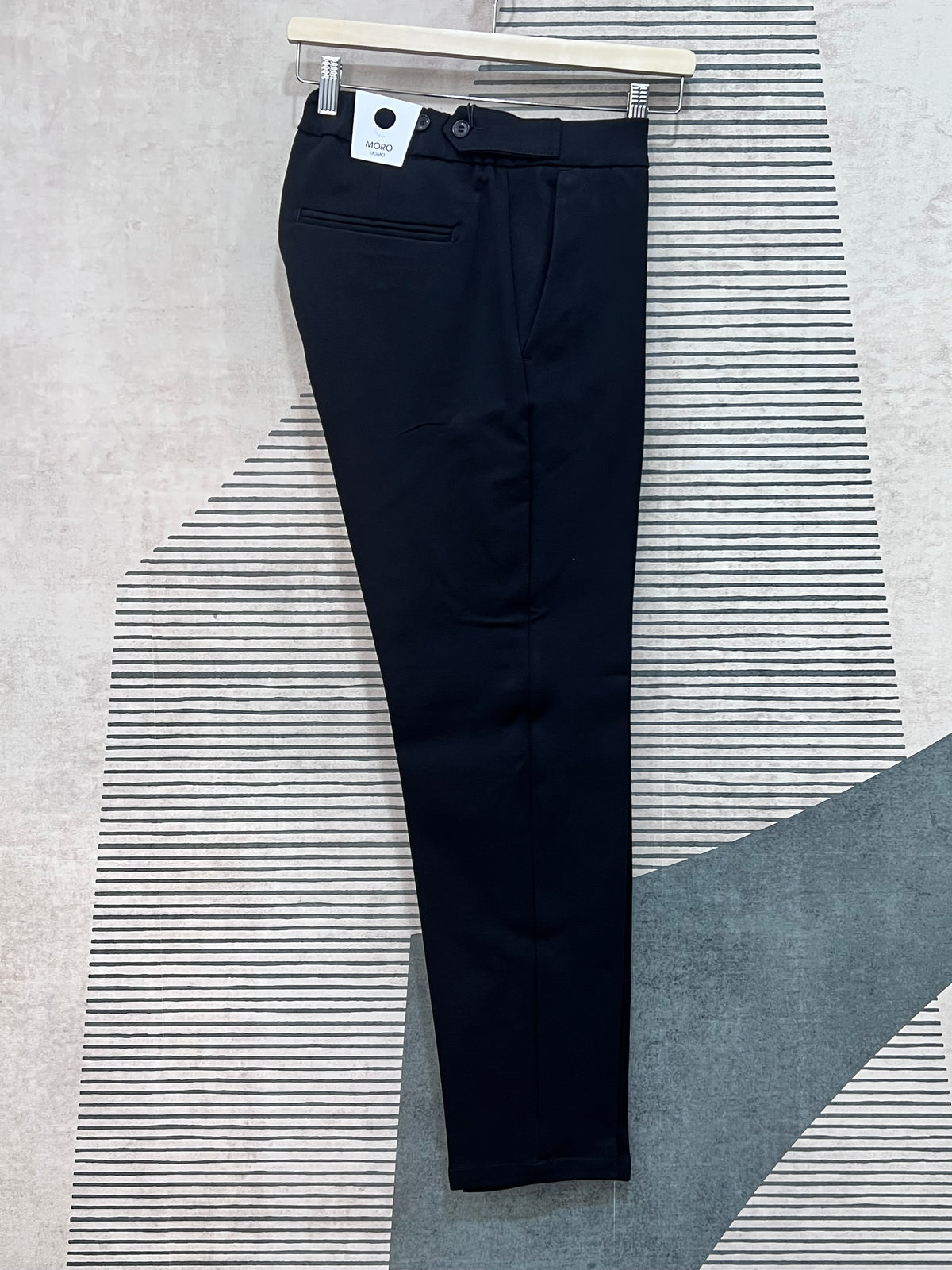 Pantalone uomo sartoriale fibbie punto milano nero - vista laterale con dettaglio fibbie