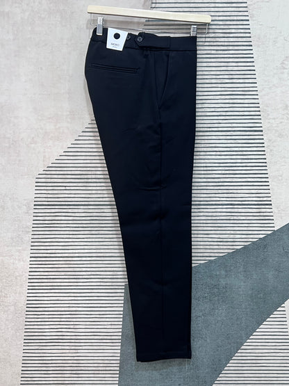 Pantalone punto milano nero - vista laterale con dettaglio fibbie