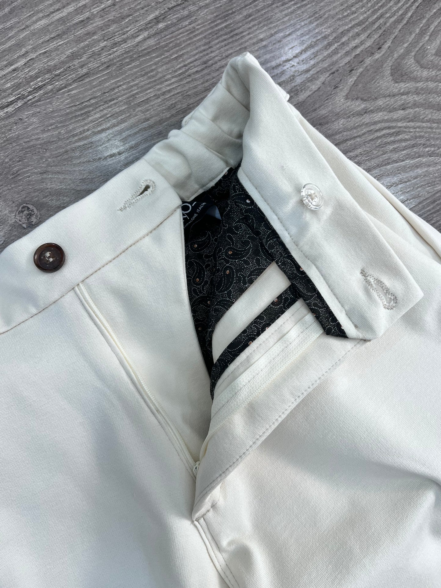 Pantalone punto milano elastico - dettaglio tessuto e abbottonatura