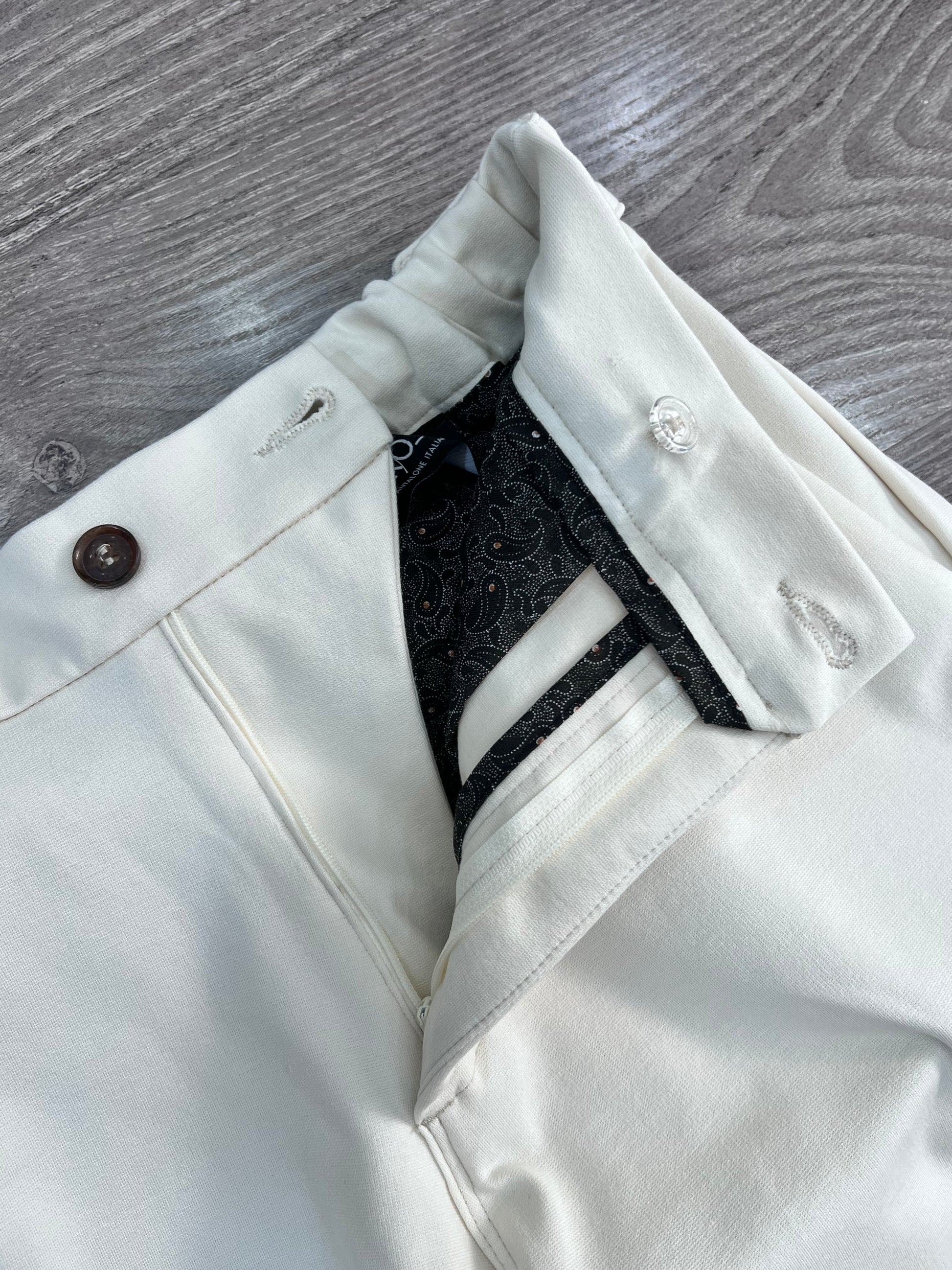 Pantalone punto milano elastico - dettaglio tessuto e abbottonatura