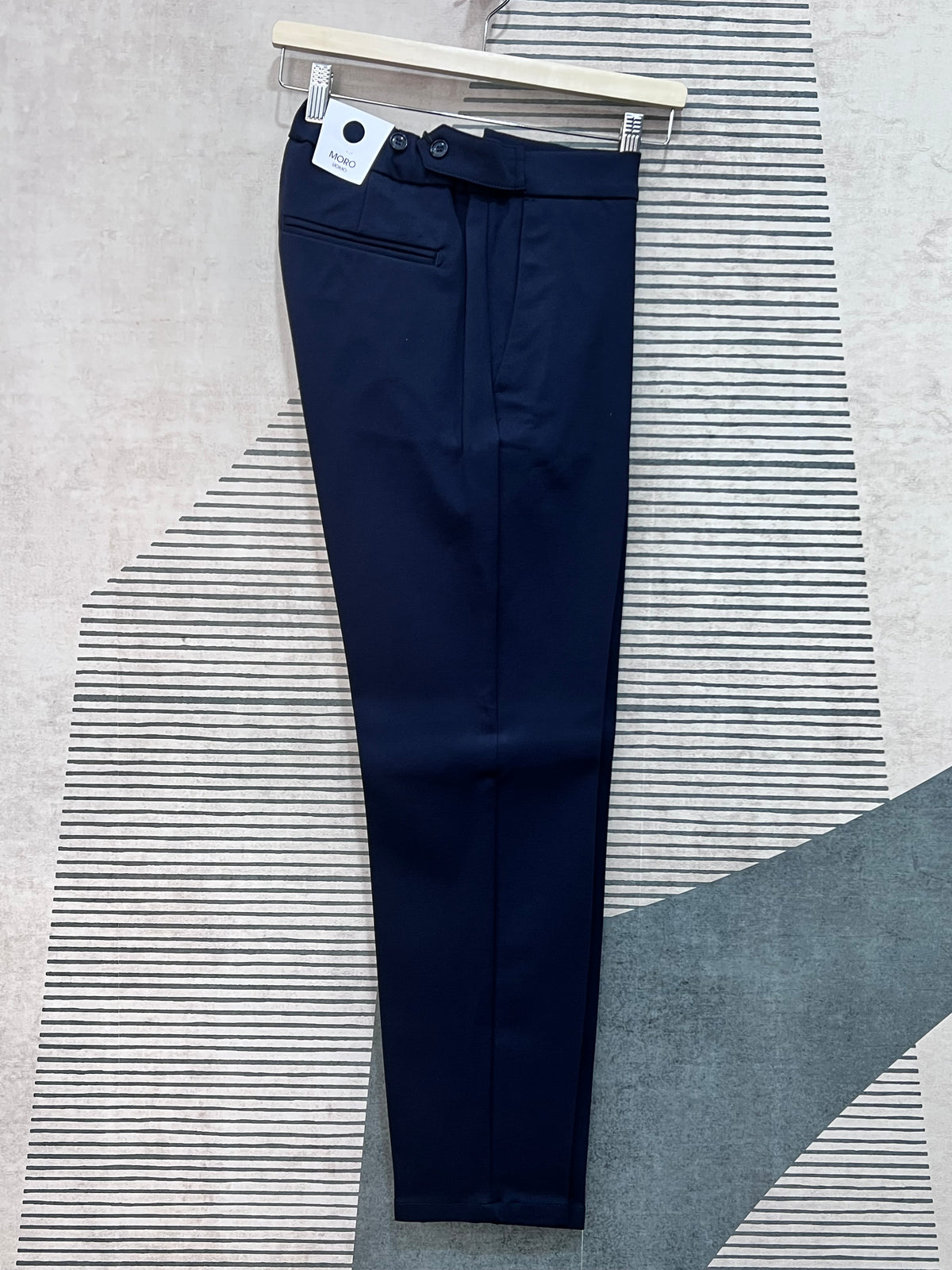 Pantalone uomo sartoriale fibbie punto milano blu - vista laterale con dettaglio fibbie