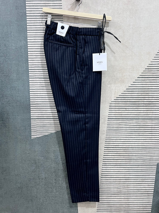  Pantalone sartoriale gessato - vista laterale con elastico e laccetto in vita