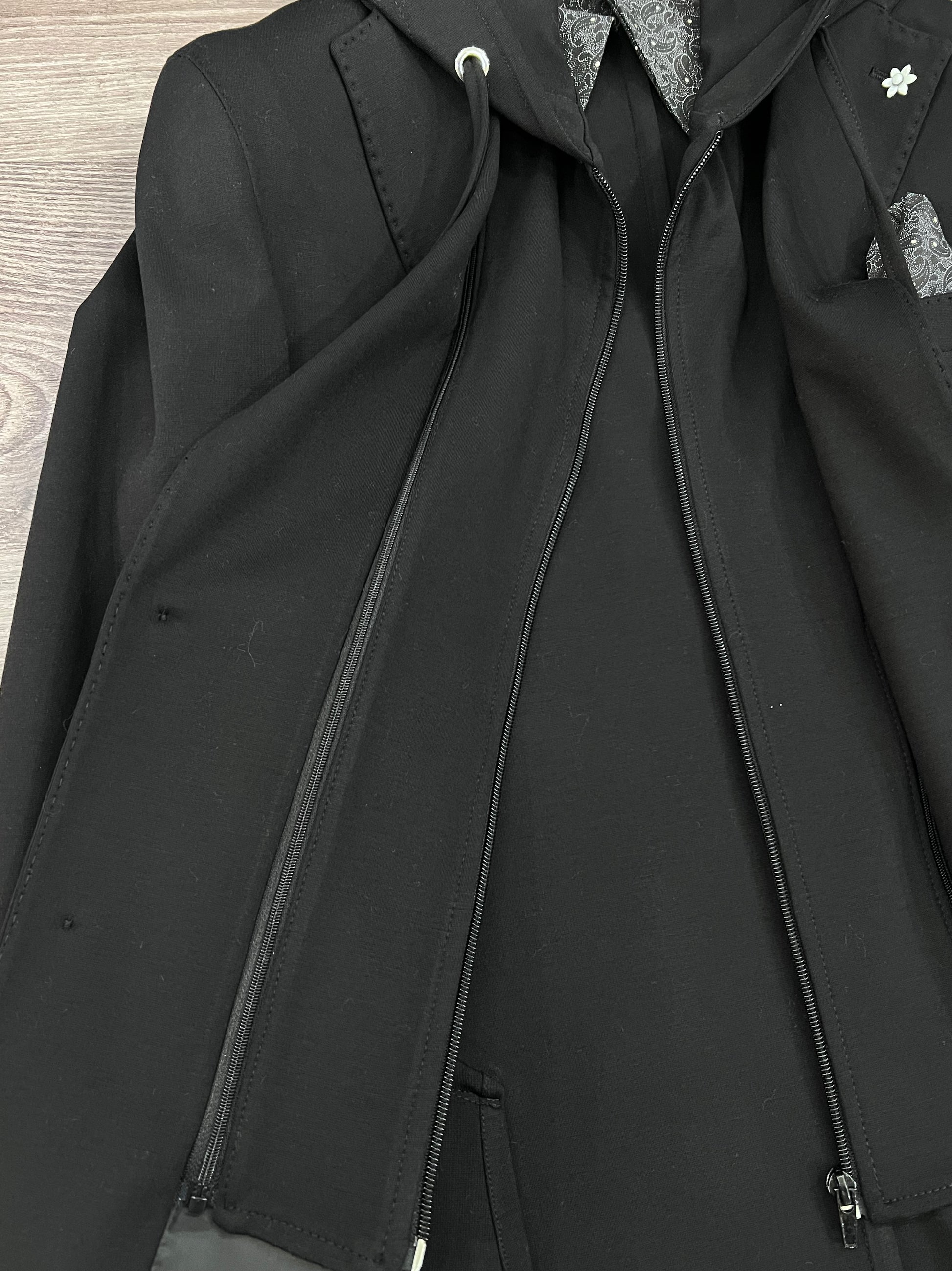  Dettaglio zip e finiture giacca punto milano Made in Italy