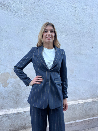 Dettaglio blazer donna blu con rigo beige e brillantini - chiusura 2 bottoni