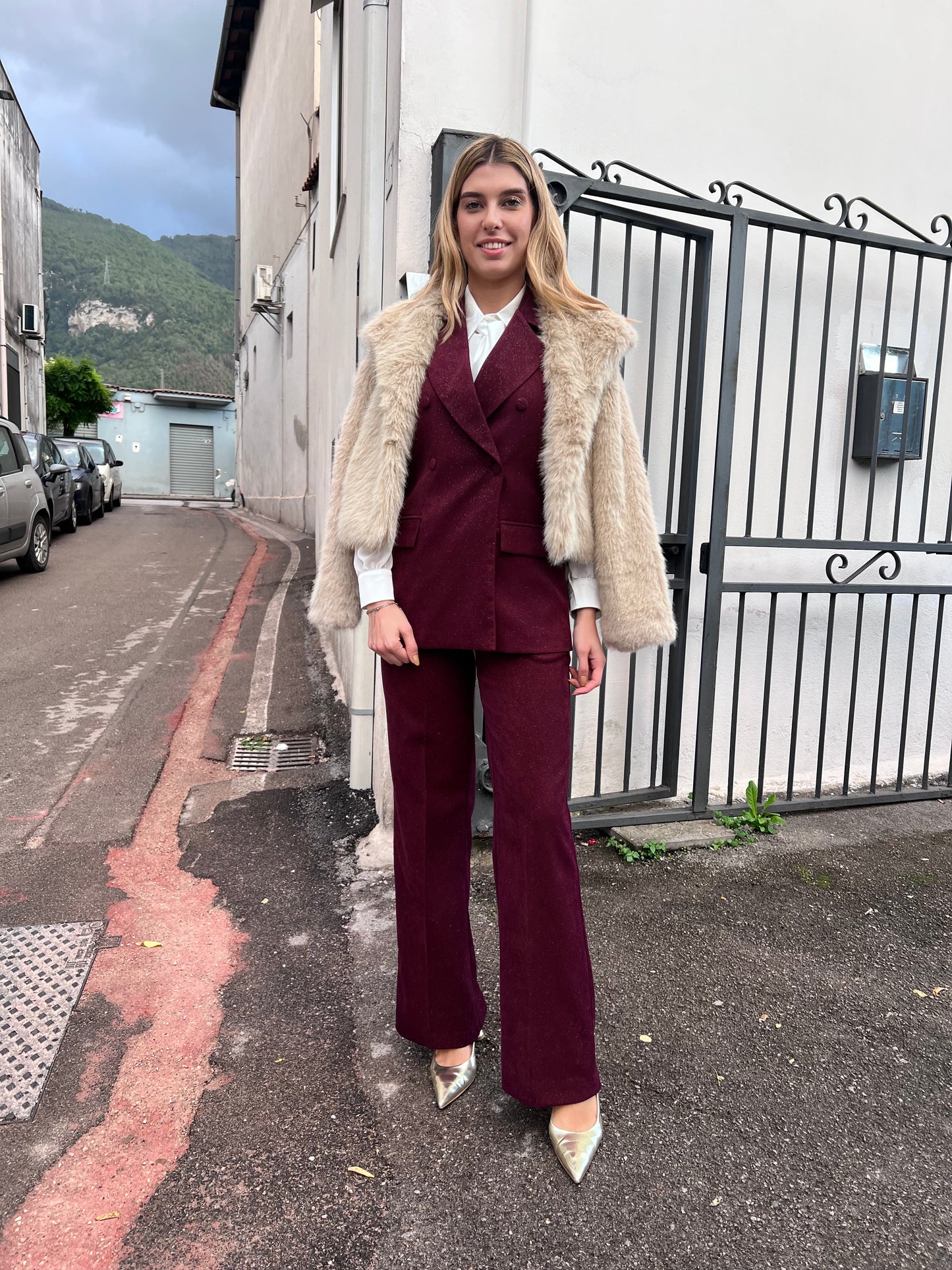 Tailleur 537 Bordeaux completo donna Erica Bellucci - vista laterale gilet e pantalone