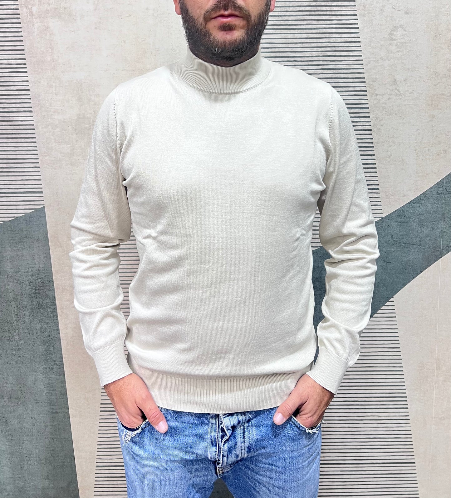 Uomo indossa maglia mezzo collo beige casual elegante fit perfetto
