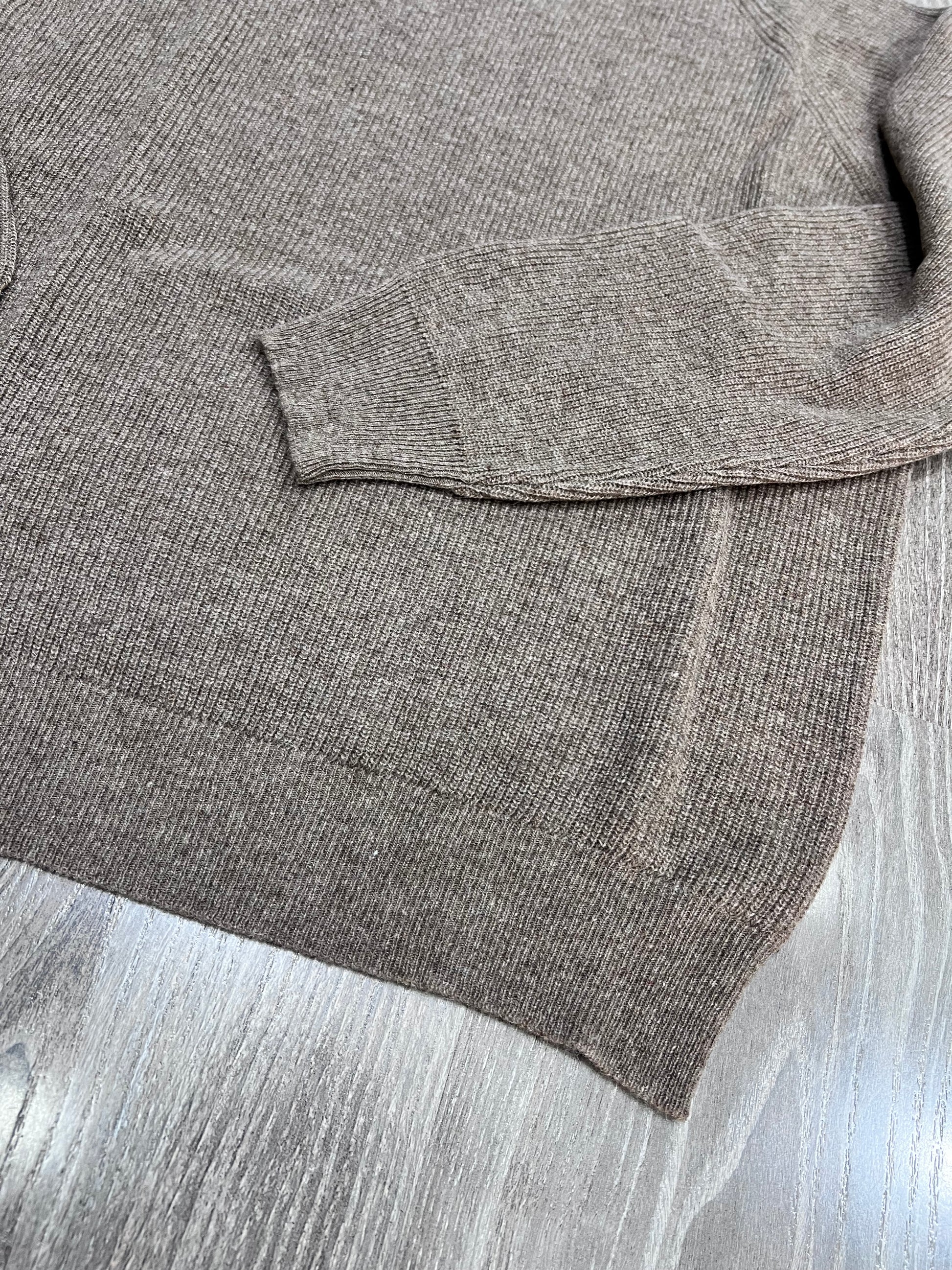 Dettaglio manica e fondo  maglione fango lana pregiata - cuciture e finiture