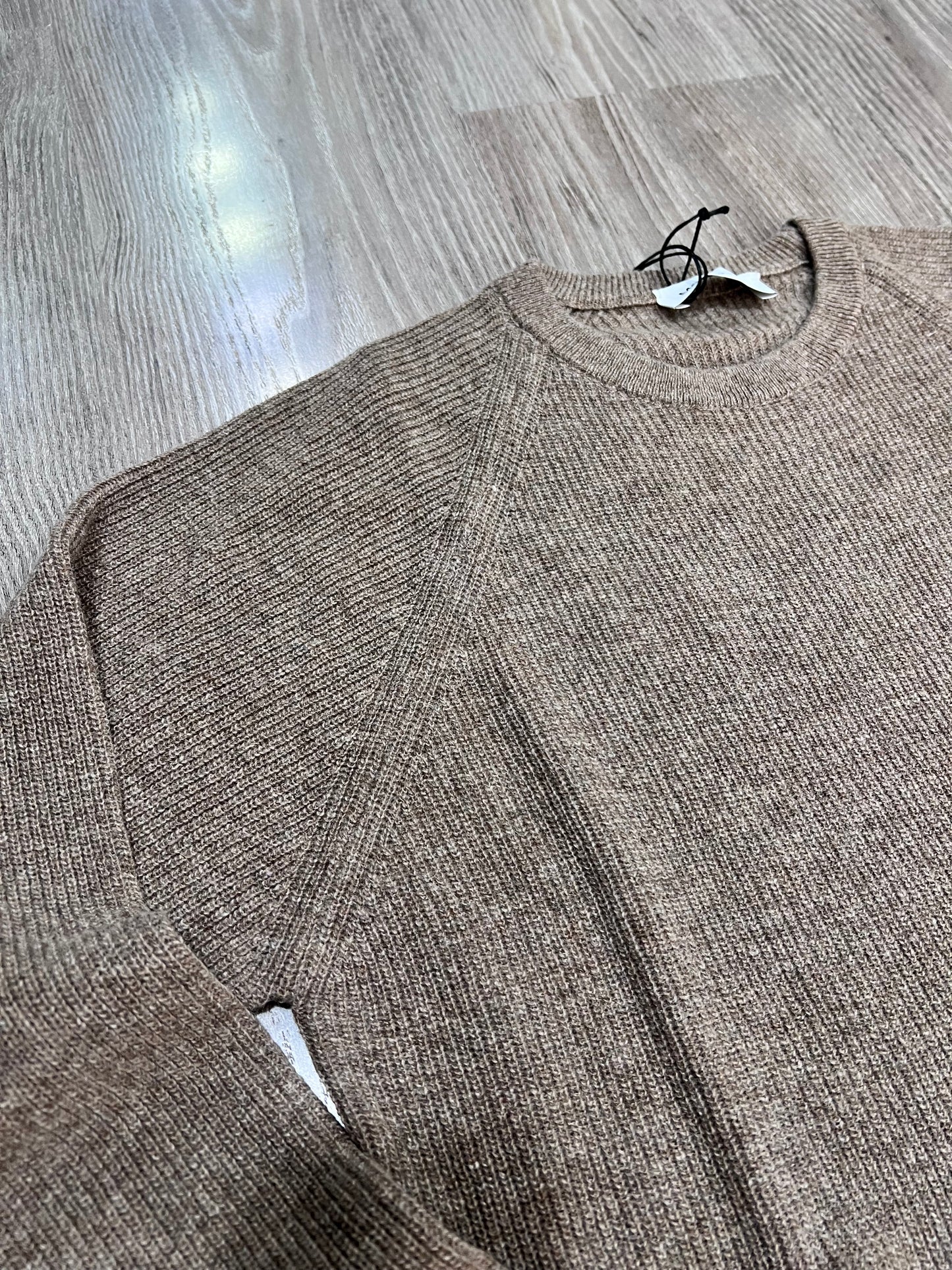 Dettaglio lavorazione maglione lana girocollo - qualità artigianale italiana