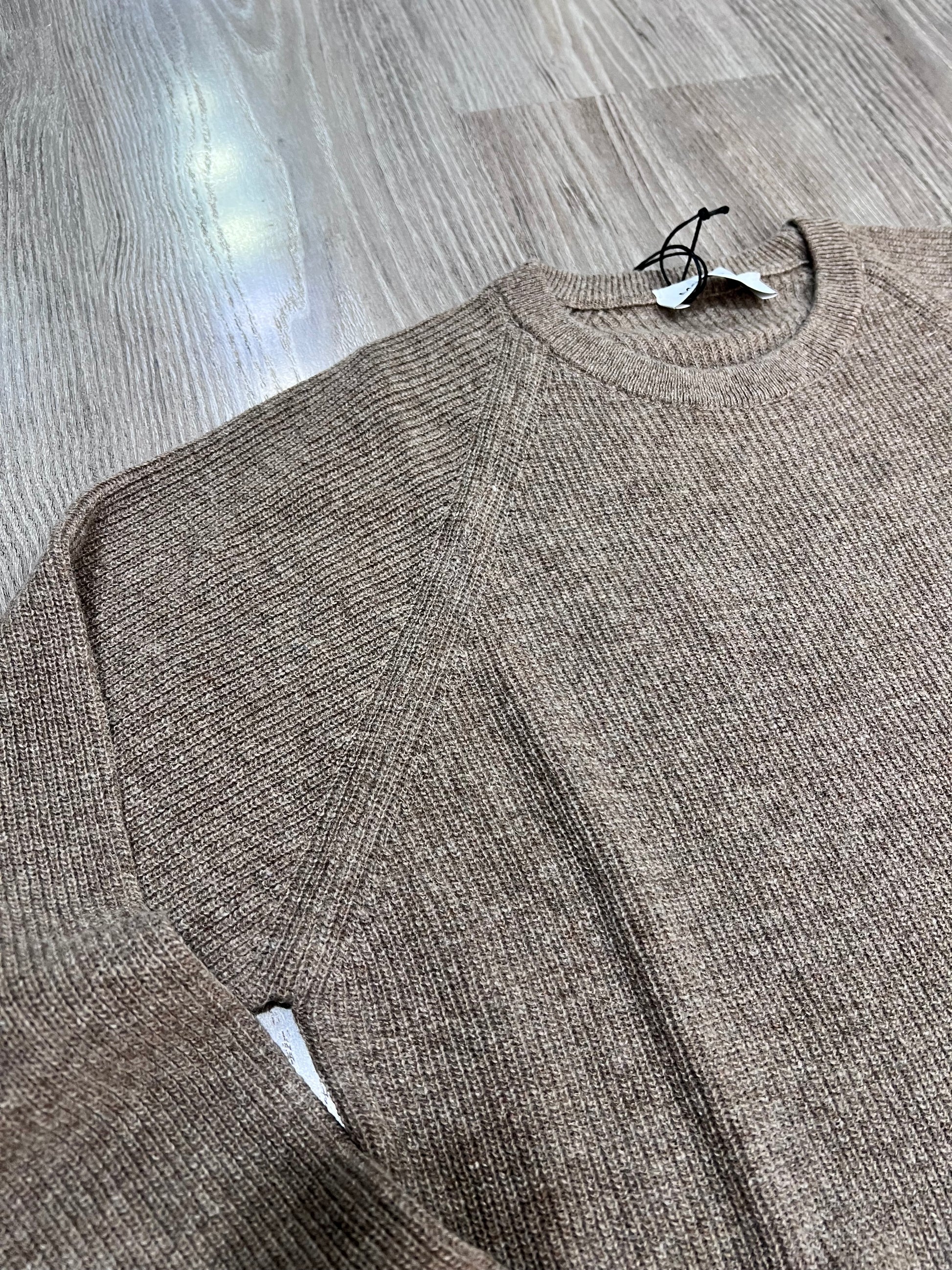 Dettaglio lavorazione maglione lana girocollo - qualità artigianale italiana