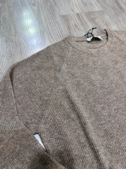 Dettaglio lavorazione maglione lana girocollo - qualità artigianale italiana