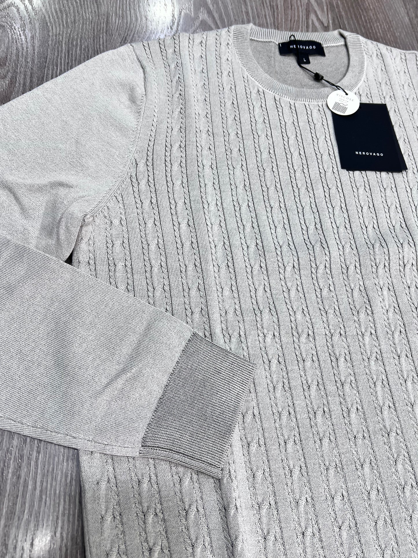 Maglia uomo trama trecce viscosa - dettaglio manica e vestibilità