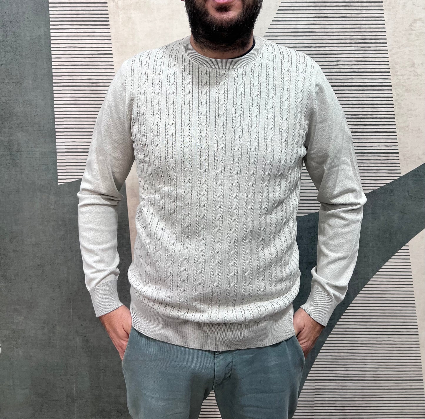 Maglia uomo girocollo viscosa grigio chiaro trama trecce - vista frontale elegante