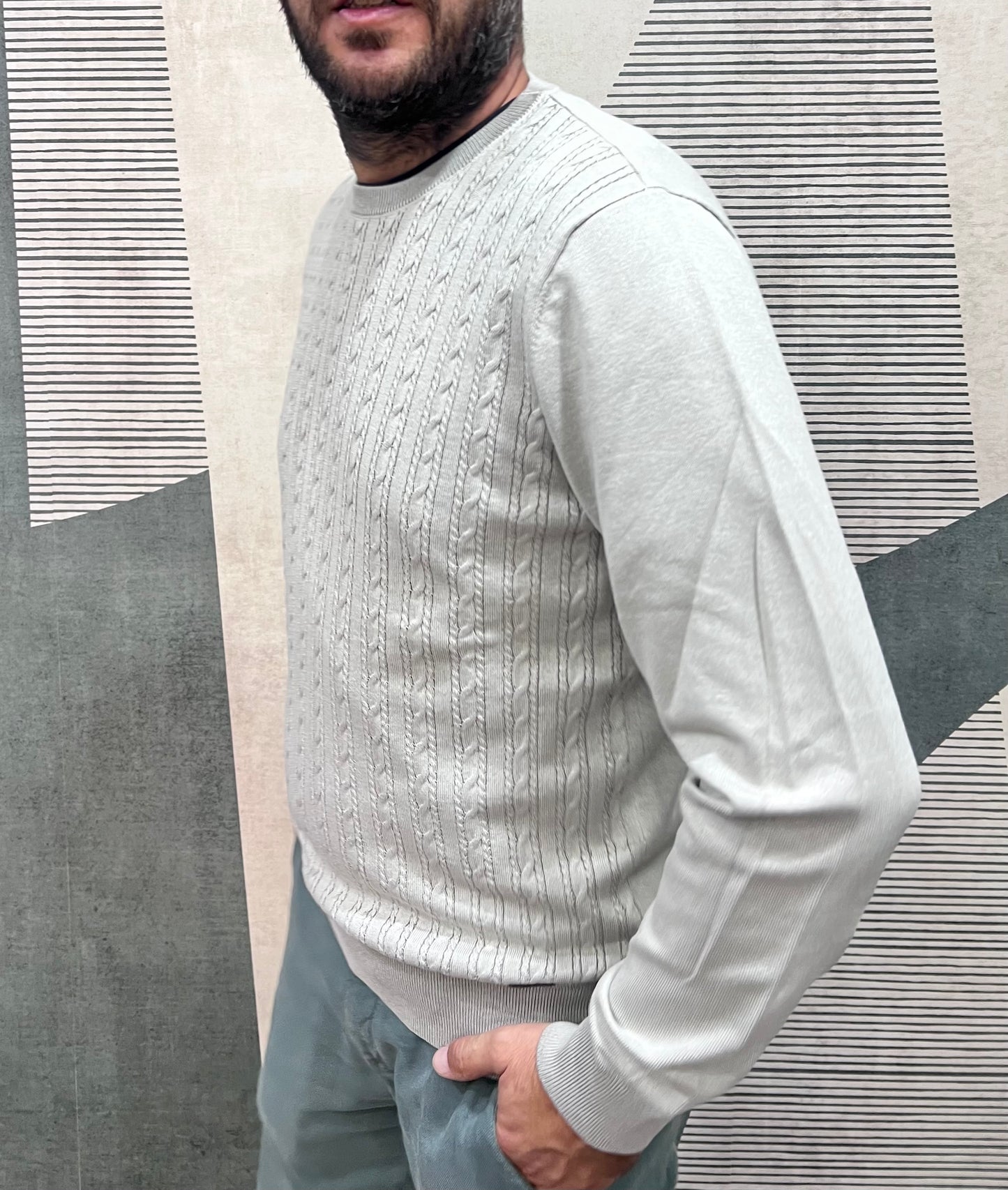 Maglia girocollo viscosa uomo - dettaglio vestibilità e cuciture laterali