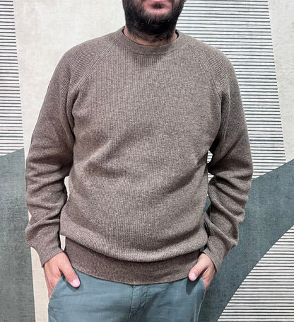 Maglione inglese lana uomo  fango - vista frontale dettaglio vestibilità