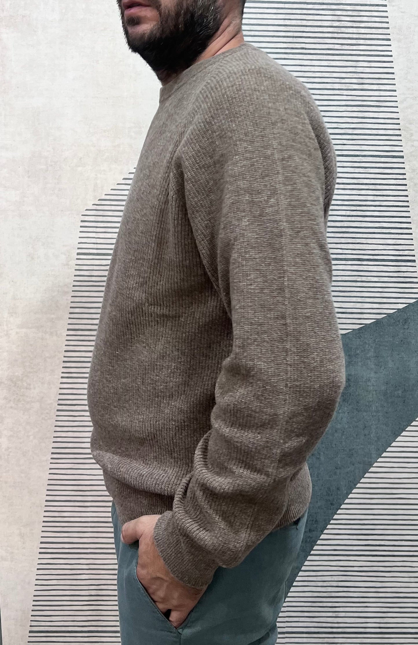 Maglione inglese lana uomo fango - vista laterale dettaglio manica