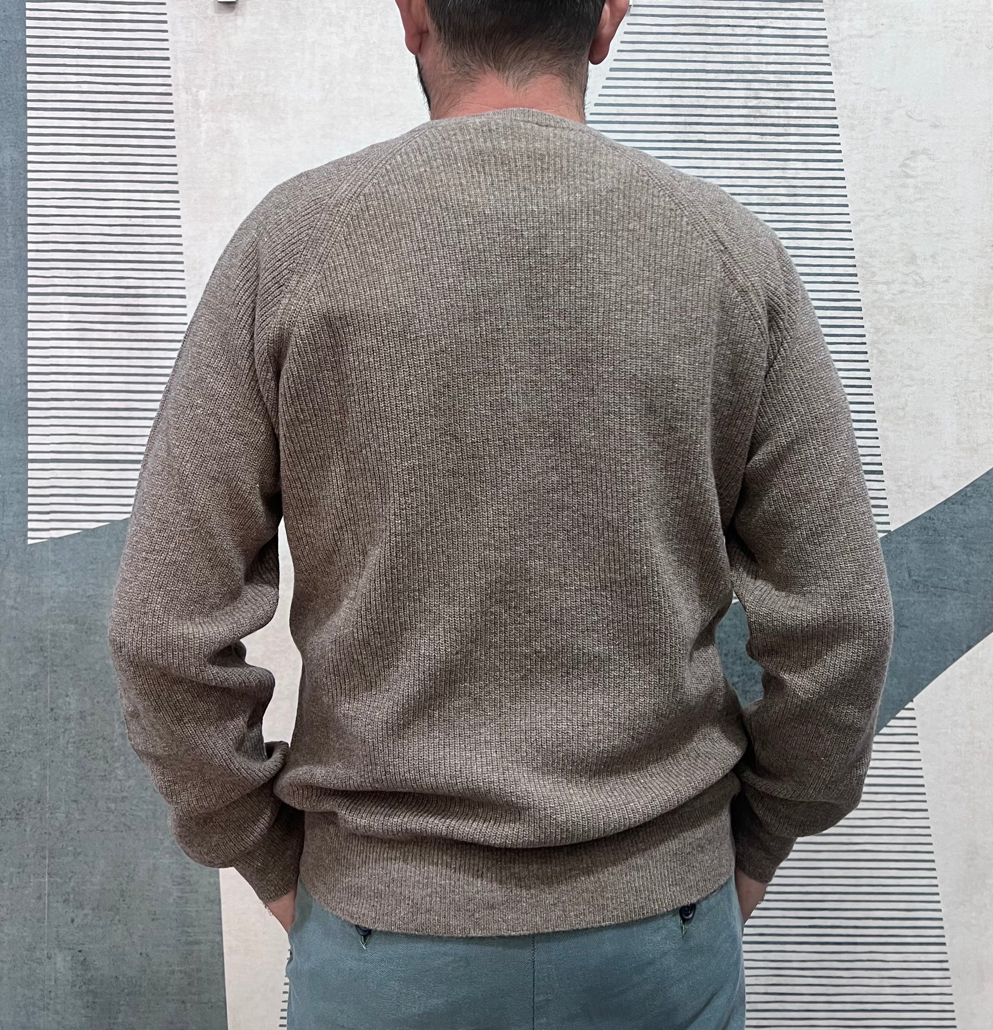 Maglione inglese lana uomo fango - vista posteriore dettaglio